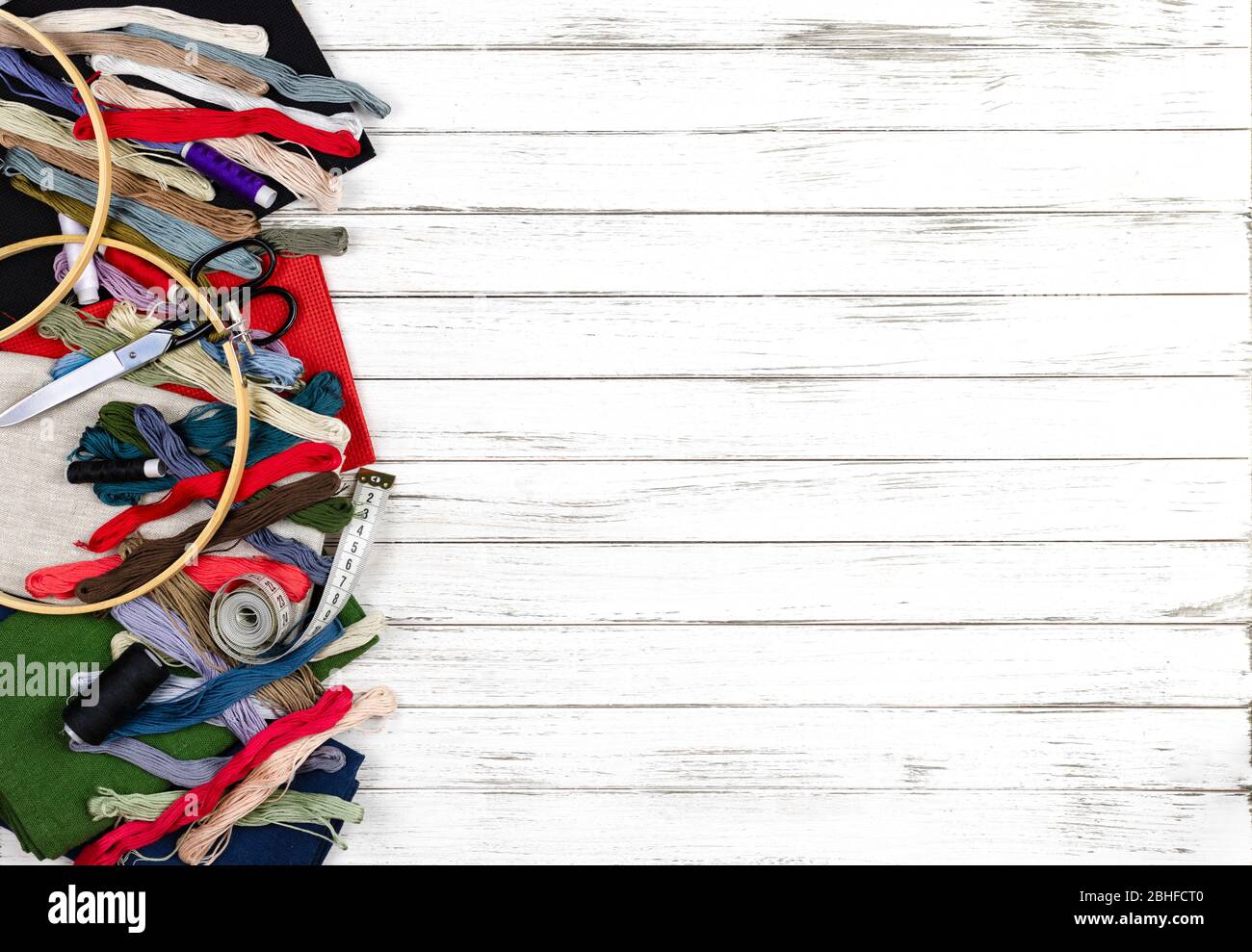 outils de courtepointes, de broderie et de couture sur fond en bois blanc. couteau patchwork, ciseaux, tapis de coupe doublé, autobloquant, fils, mesure t Banque D'Images outils de courtepointes, de broderie et de couture sur fond en bois blanc. couteau patchwork, ciseaux, tapis de coupe doublé, autobloquant, fils, mesure t Banque D'Images