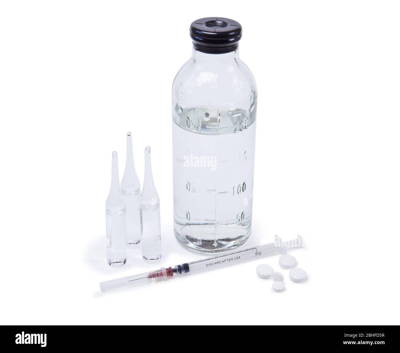 ampoules médicales en verre avec médicaments, flacon avec solution saline, seringue et pilules isolées sur fond blanc Banque D'Images