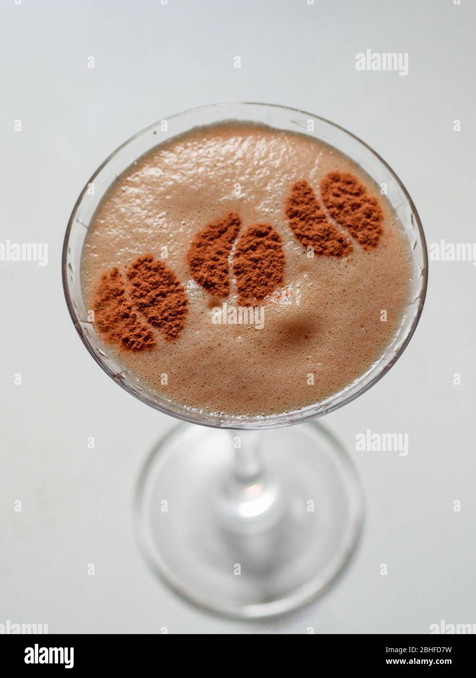 cocktail secoué et glacé à base d'espresso et d'amaretto décoré de grains  de café moulus Photo Stock - Alamy