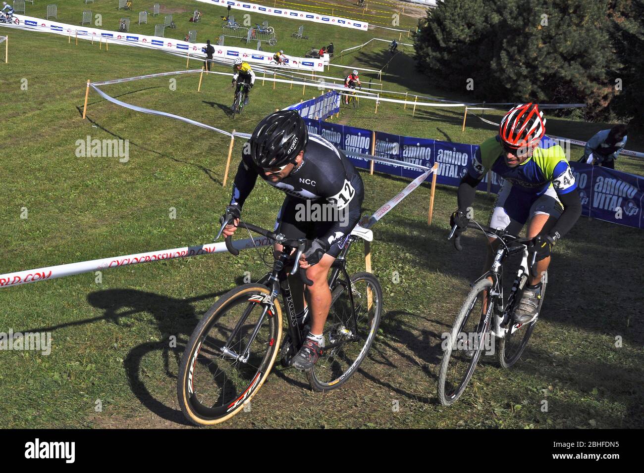 Toronto, Ontario / Canada - 17 octobre 2009 : cycliste sur vélo professionnel de cyclisme en montée. Banque D'Images