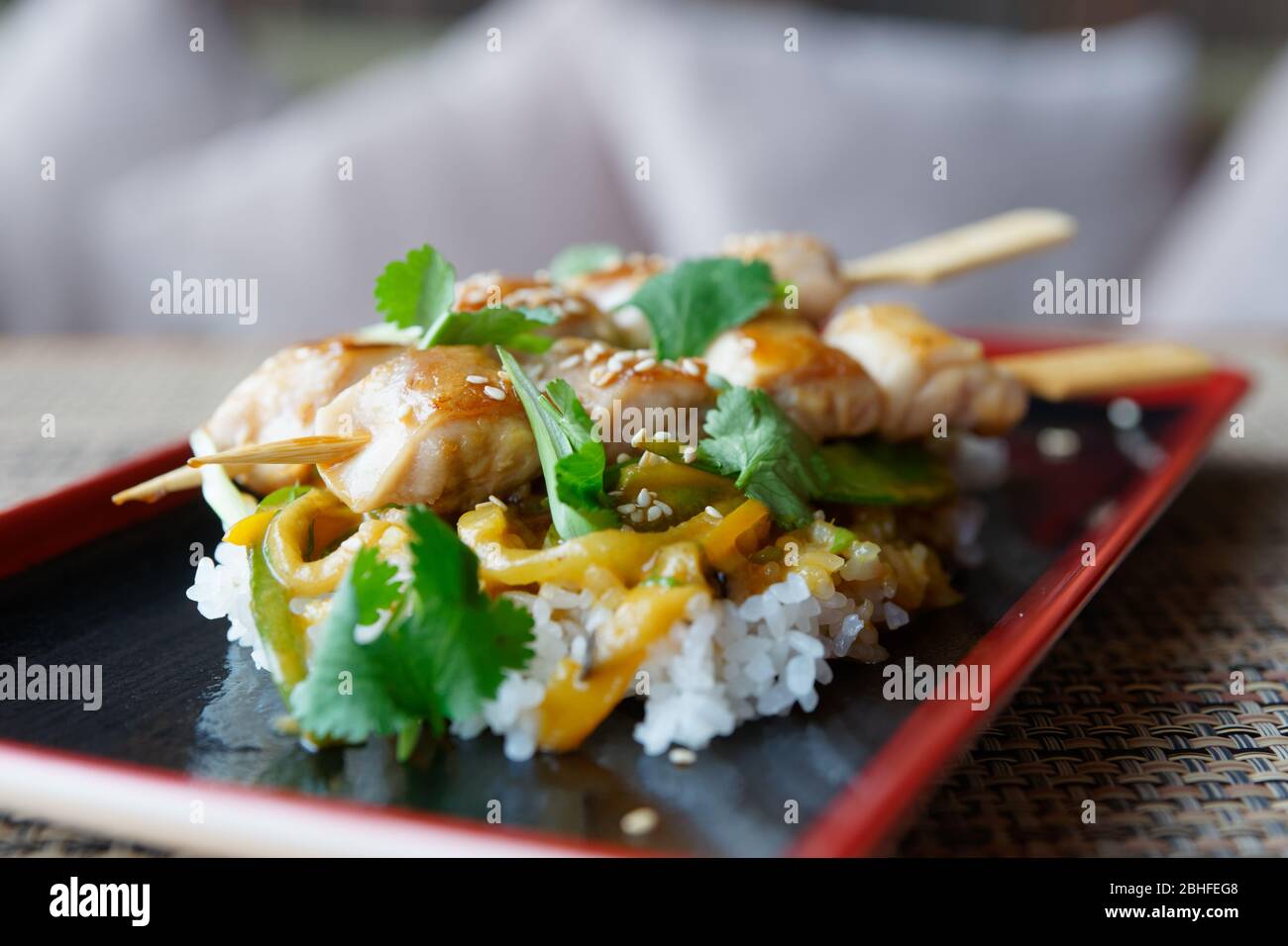 Poulet teriyaki avec riz sur table de restaurant, tons frais Banque D'Images