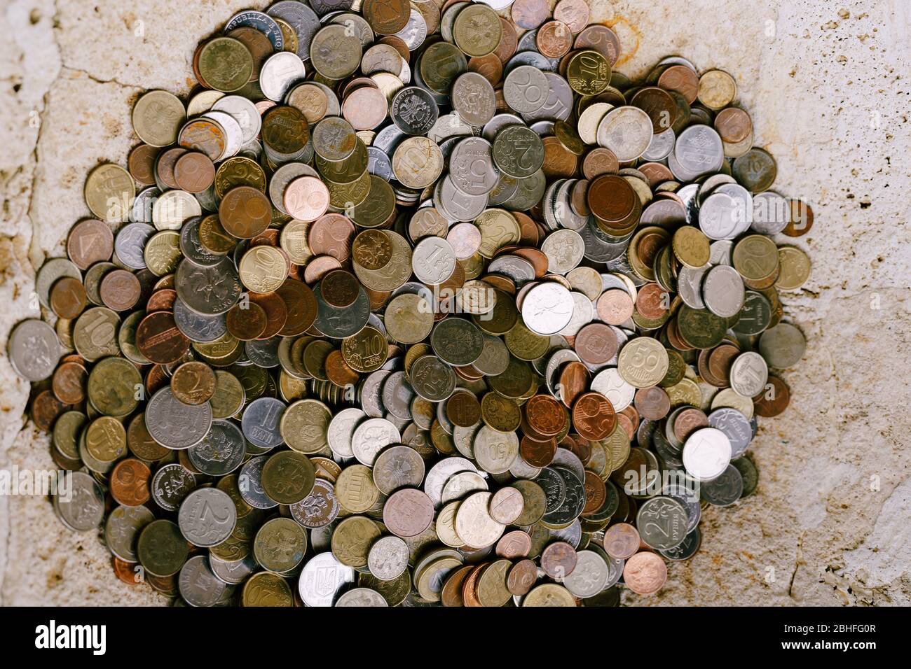 Texture de pièce. Pièces de monnaie de différents pays. Une grande pile de pennies. Banque D'Images