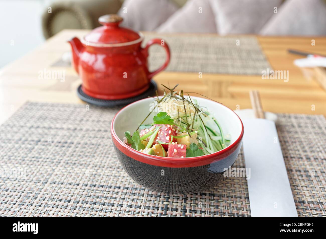 Plat au thon AHI avec bouilloire à thé sur table de restaurant Banque D'Images