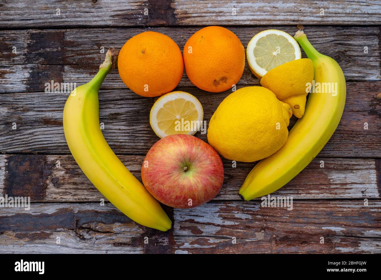 Agrumes frais sur un vieux fond de bois.plat de la couche énorme groupe de légumes frais et fruits sur fond de bois - légumes VS fruits - Haut Banque D'Images