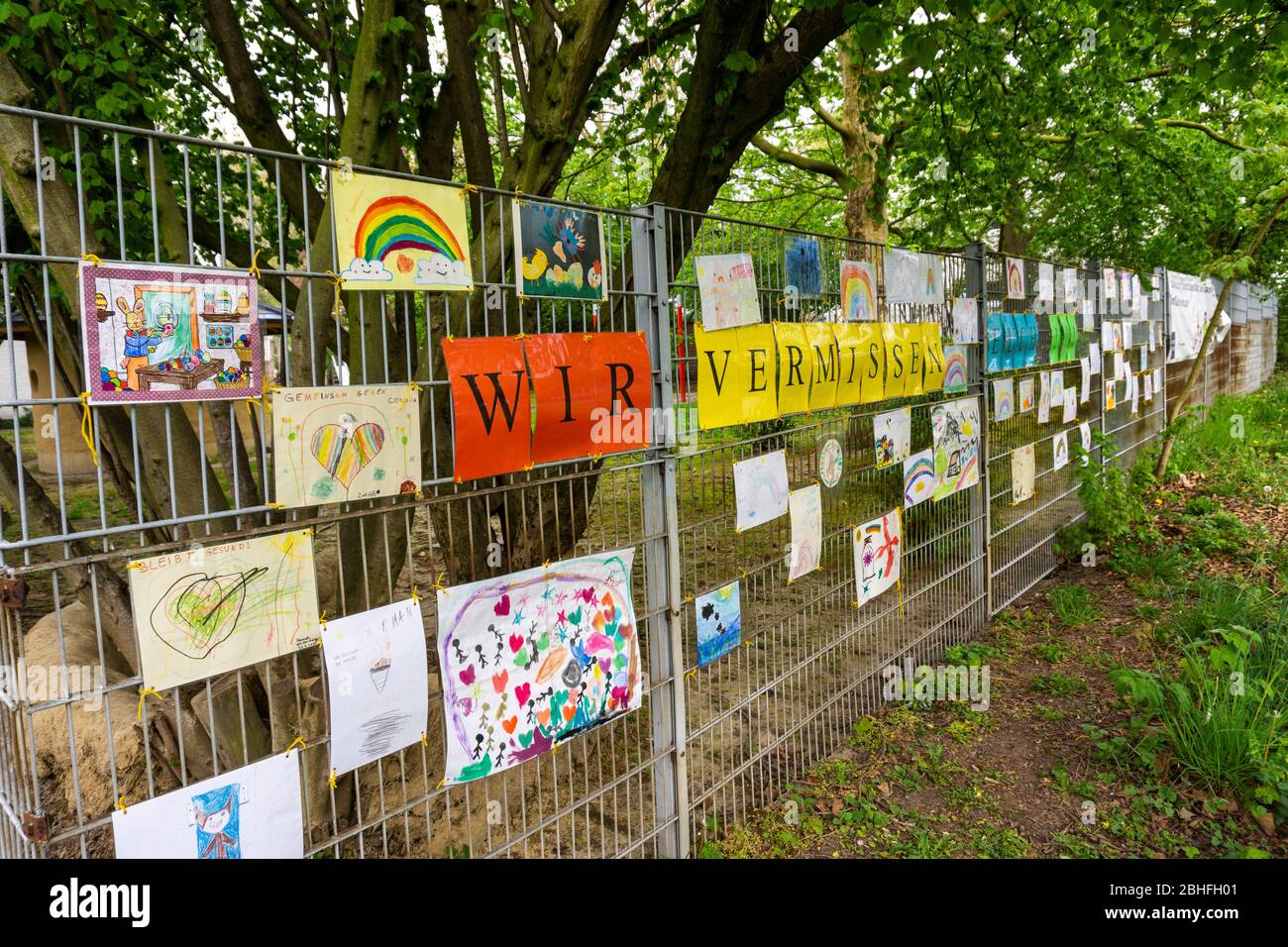 Centre municipal de garderie fermé Am MŸhlenbruch à Essen, les éducateurs ont accroché des photos auto-peintes des enfants sur une clôture du centre de garderie Banque D'Images