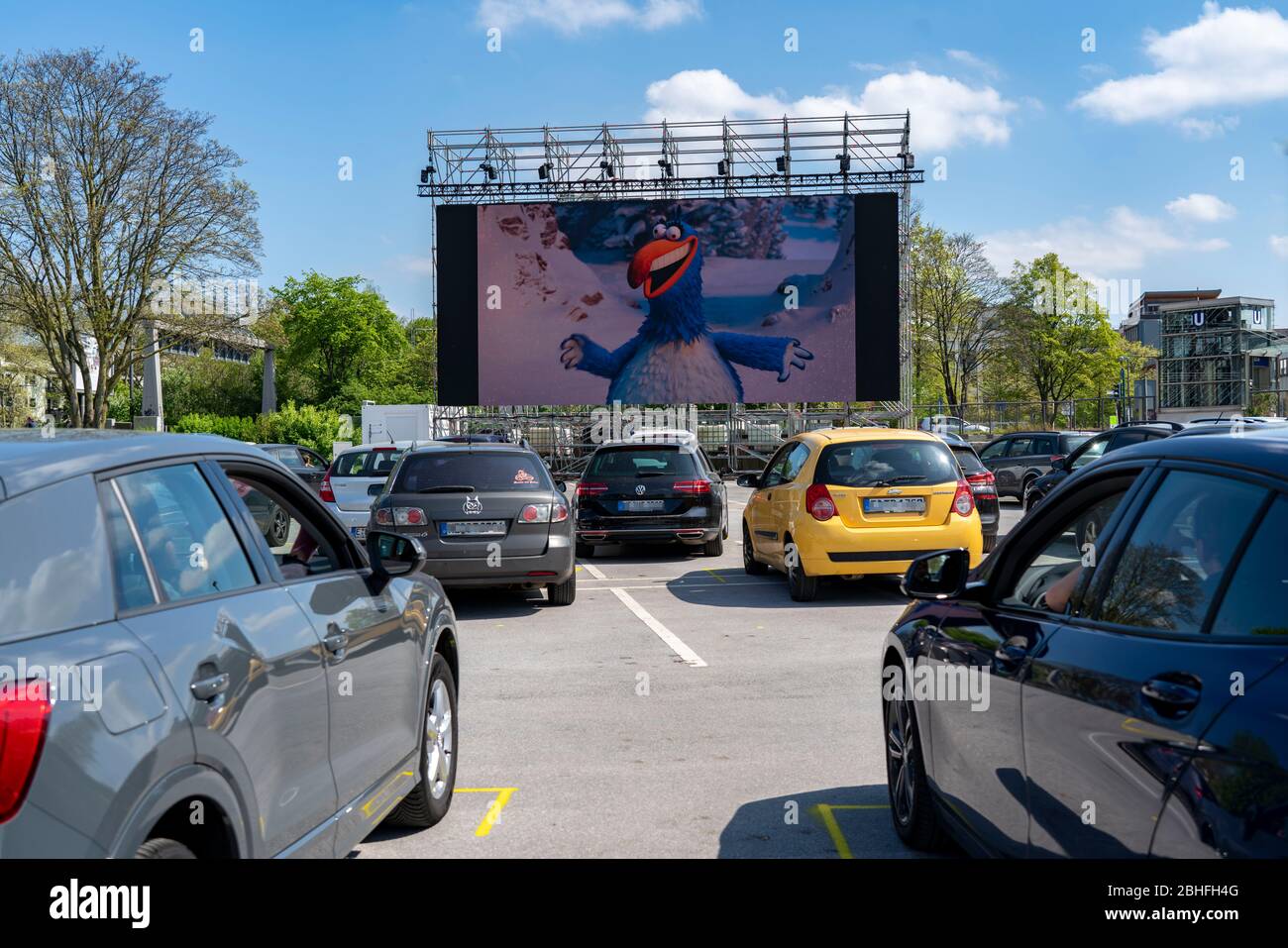 Le cinéma temporaire, situé dans le parking devant Messe Essen, Grugahalle, grand écran LED, permet également des projections de films au soleil, en famille Banque D'Images