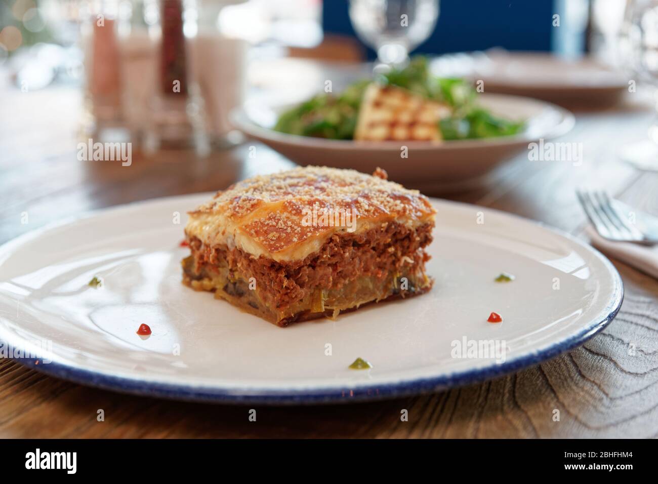 Moussaka et feta frits, cuisine grecque traditionnelle, sur table Banque D'Images
