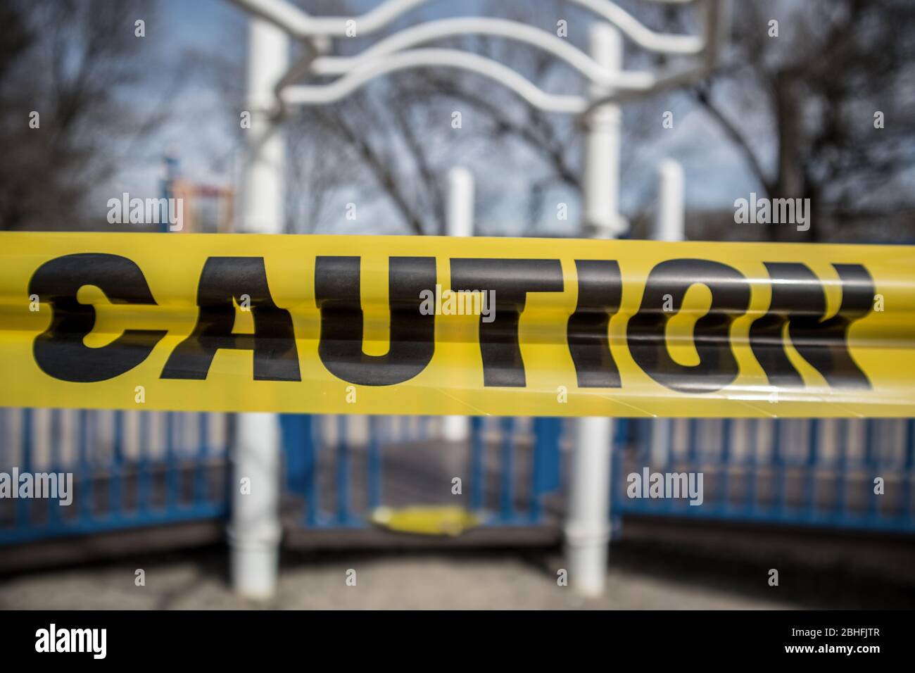 Ruban adhésif de mise en garde pour empêcher l'accès à la surface de jeu des enfants. Gros plan. Banque D'Images