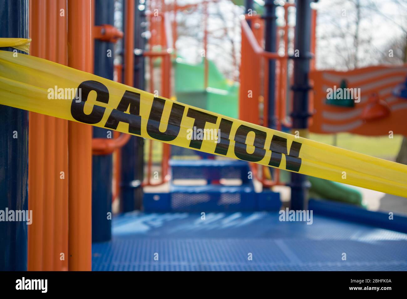 Ruban adhésif de mise en garde pour empêcher l'accès à la surface de jeu des enfants. Gros plan. Banque D'Images