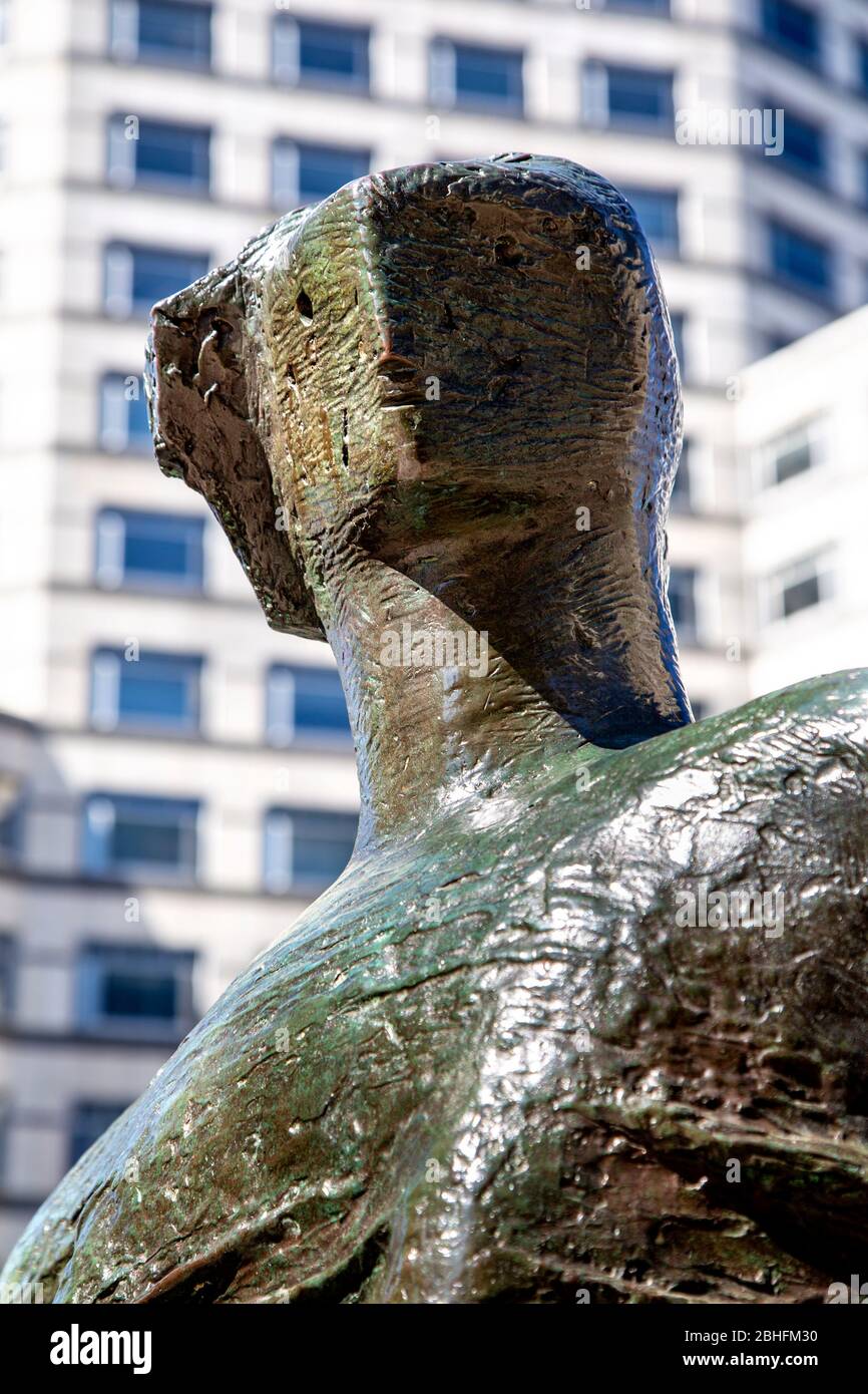 'Femme assise violée' (1957-1958) par Henry Moore, Canary Wharf, Londres, Royaume-Uni Banque D'Images