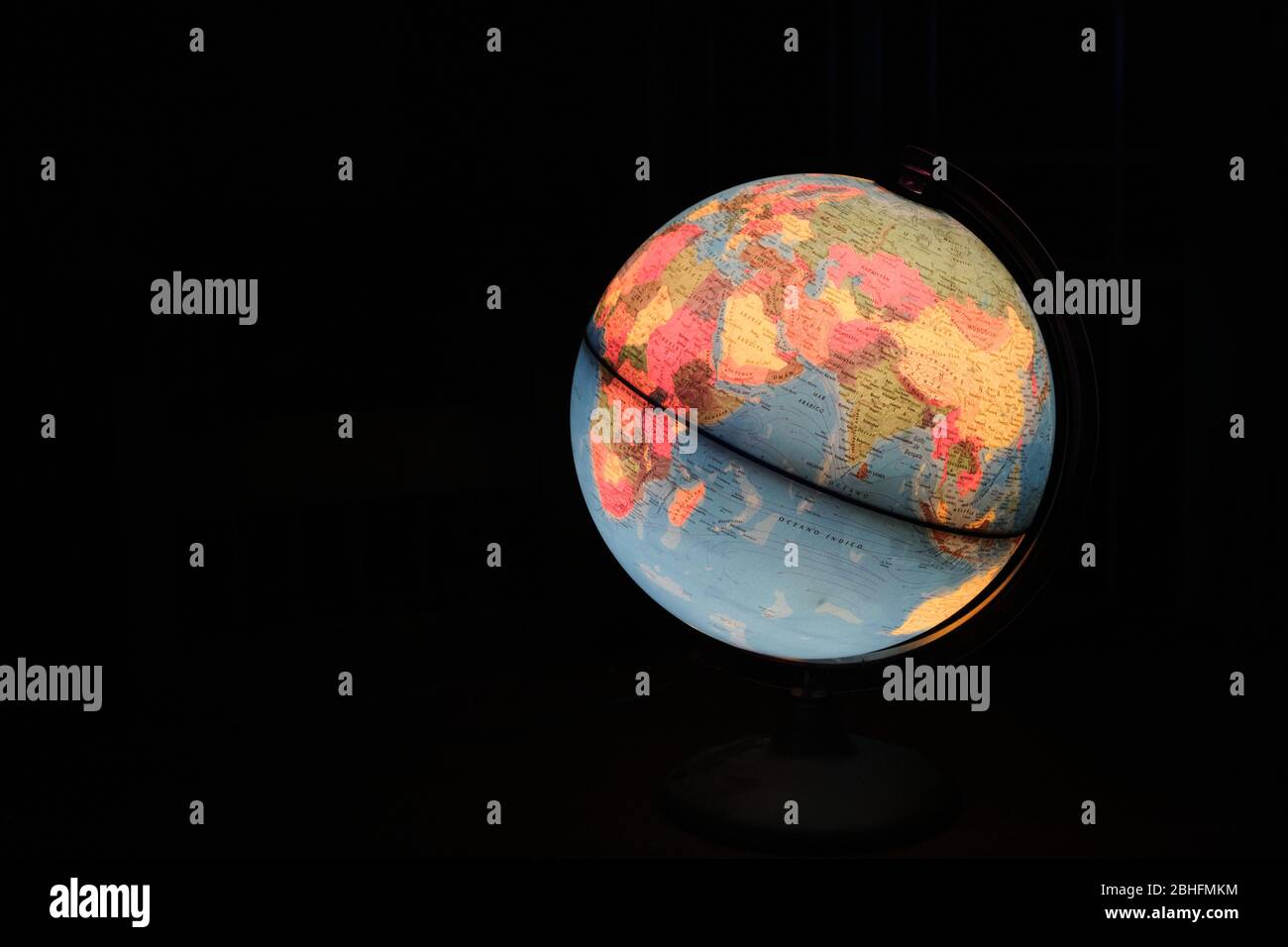 Globe terrestre monde rotatif lumière lampe de la terre lumineux carte de bureau Géographie dans la nuit sombre Banque D'Images