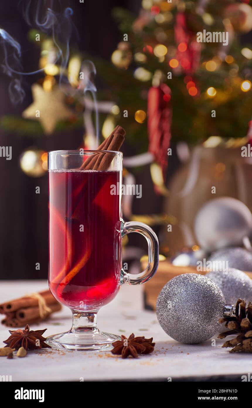 Verre tasse de vin chaud sur fond de décorations de noël Banque D'Images
