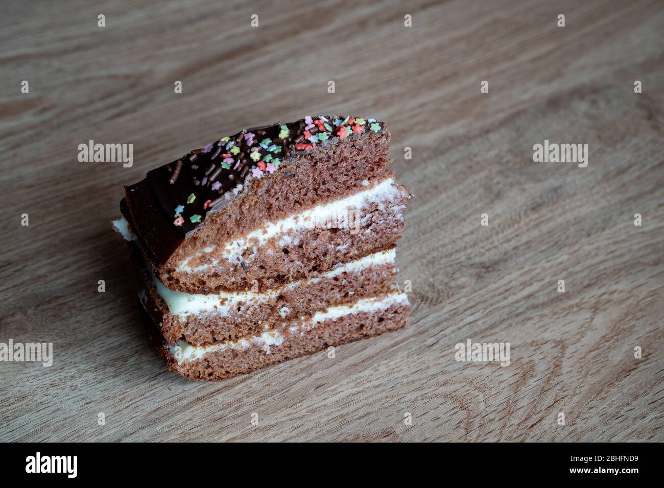 Gateau Au Chocolat Morceau De Gateau Sur Une Plaque La Cuisine Est Delicieuse Dessert Sucre Fond En Bois Sur Une Bequille En Bois Gros Plan Avec Emplacement Pour Ecrire Du Texte Photo Gateau Au Chocolat Morceau De Gateau Sur Une Plaque La Cuisine Est Delicieuse Dessert Sucre Fond En Bois Sur Une Bequille En Bois Gros Plan Avec Emplacement Pour Ecrire Du Texte Photo