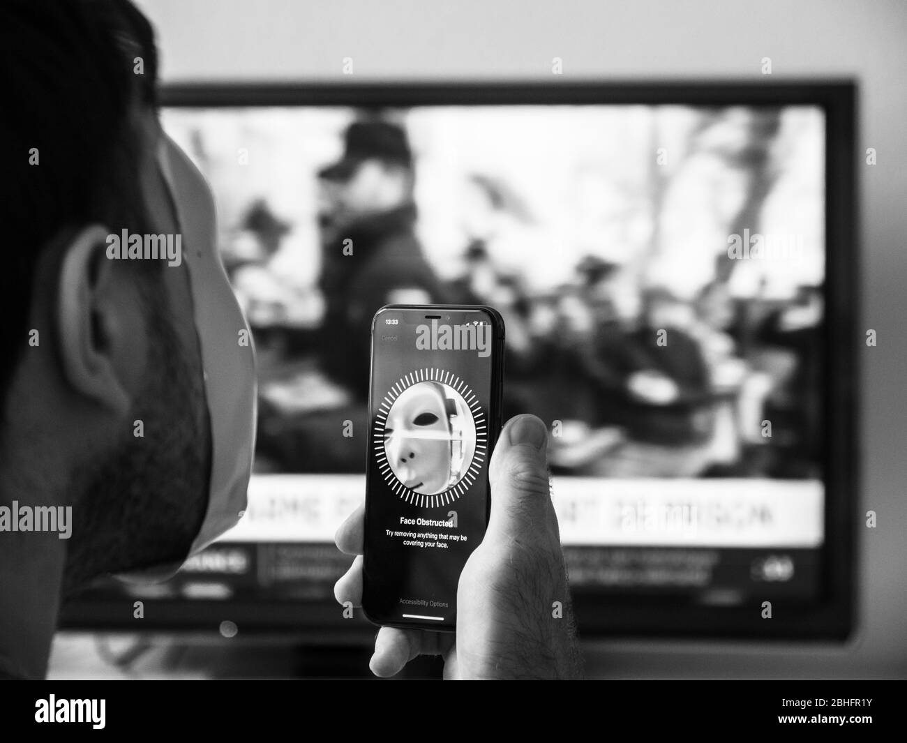 Paris, France - 10 novembre. 2017 : message noir sur le visage monochrome affiché sur le nouvel iPhone XS Pro Apple avec fonction de reconnaissance faciale virtuelle d'identification faciale Banque D'Images