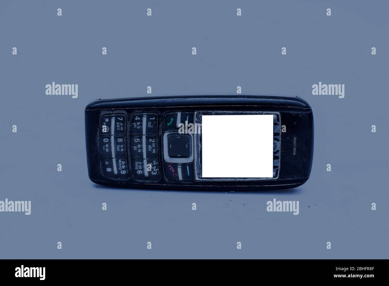 Gros plan sur un téléphone cellulaire à clavier ancien isolé. Banque D'Images