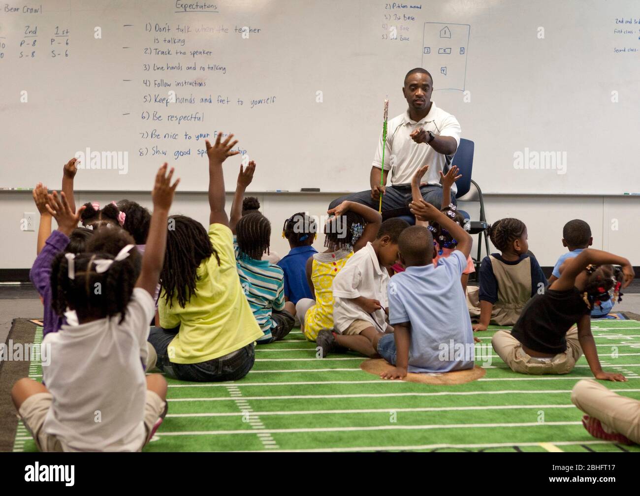 Houston, Texas juin 2012.:African-American enseignant de maternelle masculine dans la classe avec la plupart des étudiants afro-américains au programme de début de tête à l'école de charte publique. ©Marjorie Kamys Cotera/Daemmrich Photographie Banque D'Images