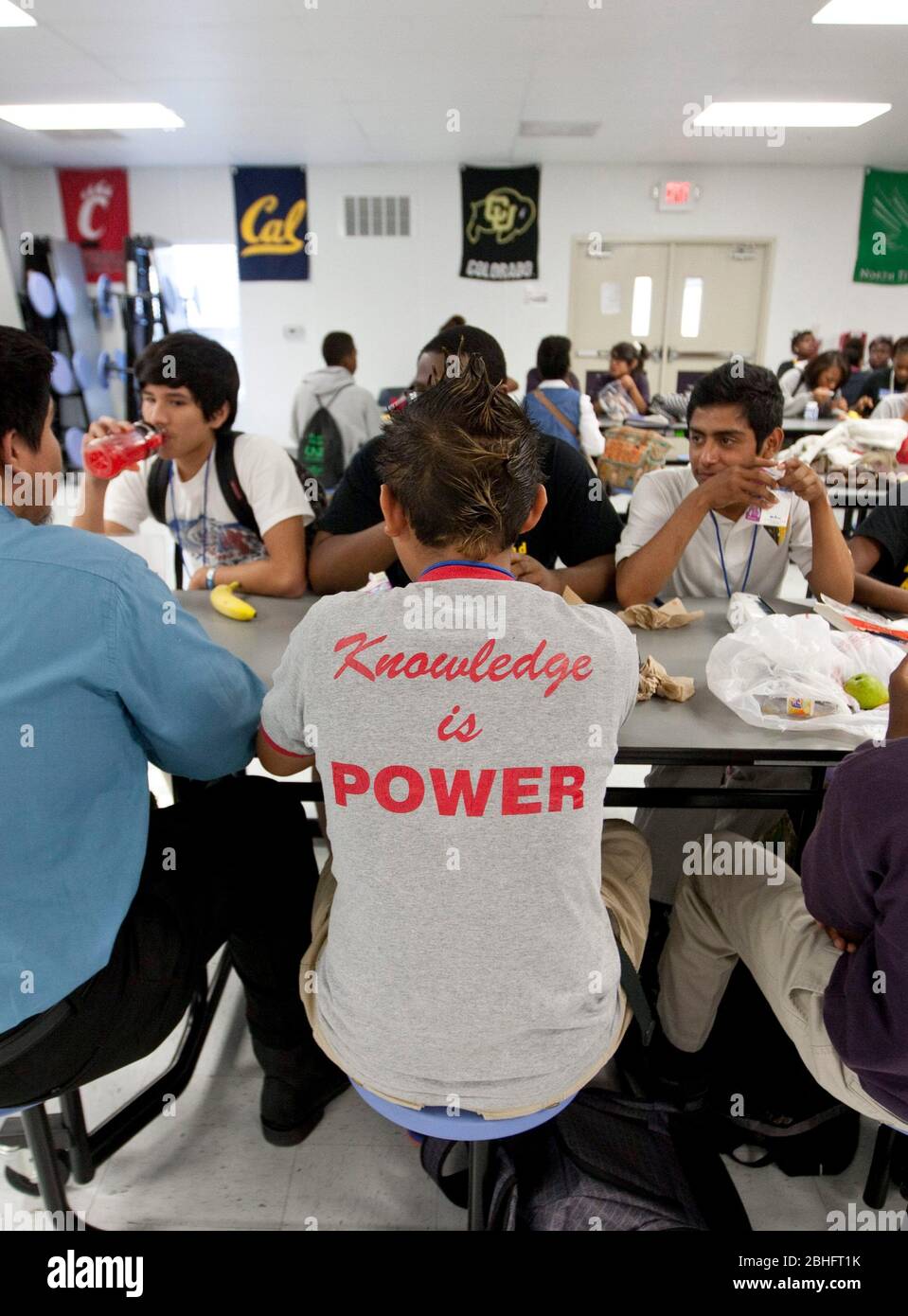 Houston, Texas juin 2012: L'étudiant à l'école secondaire de charte publique à Houston porte des t-shirts avec le message positif. ©Marjorie Kamys Cotera/Daemmrich Photographie Banque D'Images