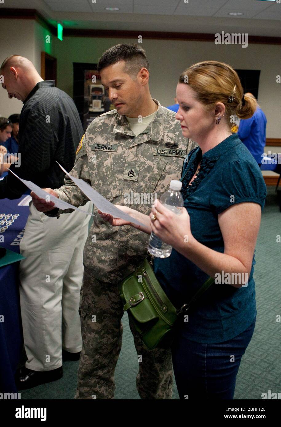 Austin Texas USA, janvier 2012 : les anciens combattants militaires des États-Unis et les membres actifs du service participent à un salon de l'emploi au Texas Capitol Building. ©Marjorie Kamys Cotera/Daemmrich Photographie Banque D'Images