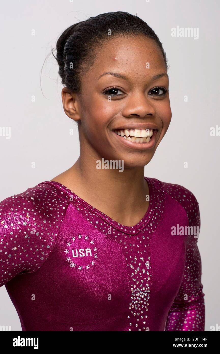 Dallas Texas USA, mai 2012: La gymnaste américaine Gabby Douglas pose lors du sommet de l'équipe USA Media avant les Jeux Olympiques de Londres en 2012. Douglas a remporté des médailles d'or individuelles et d'or d'équipe en gymnastique féminine pendant les matchs de Londres. ©Bob Daemmrich Banque D'Images