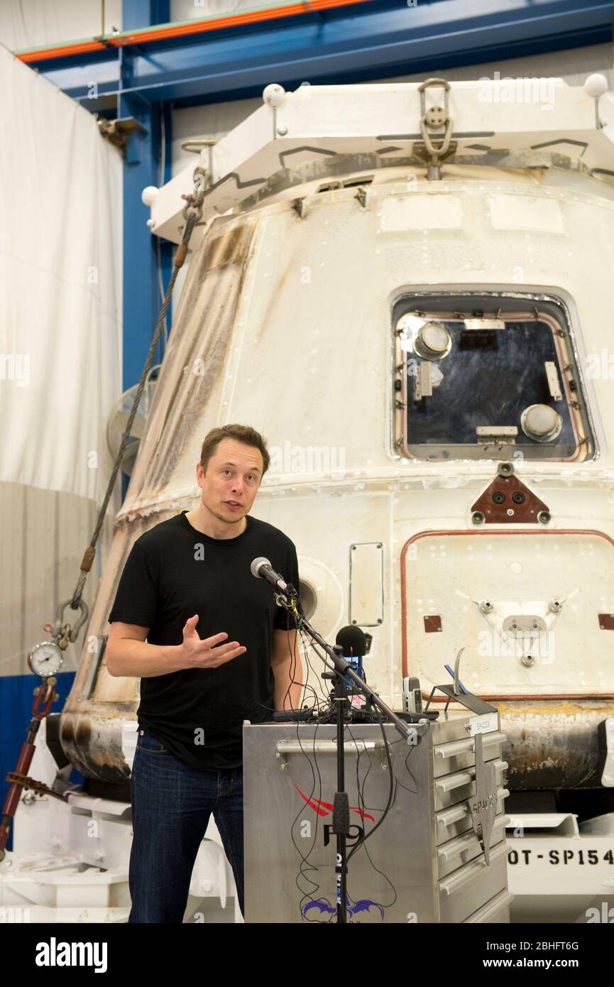 McGregor, Texas États-Unis, 13 juin 2012: Elon Musk, PDG de SpaceX, répond aux questions sur le vaisseau spatial privé Dragon qui est retourné à Earth 31 mai après avoir livré des fournitures à la Station spatiale internationale. Le vaisseau spatial Dragon sera retiré car d'autres véhicules similaires sont maintenant en production. ©Bob Daemmrich Banque D'Images