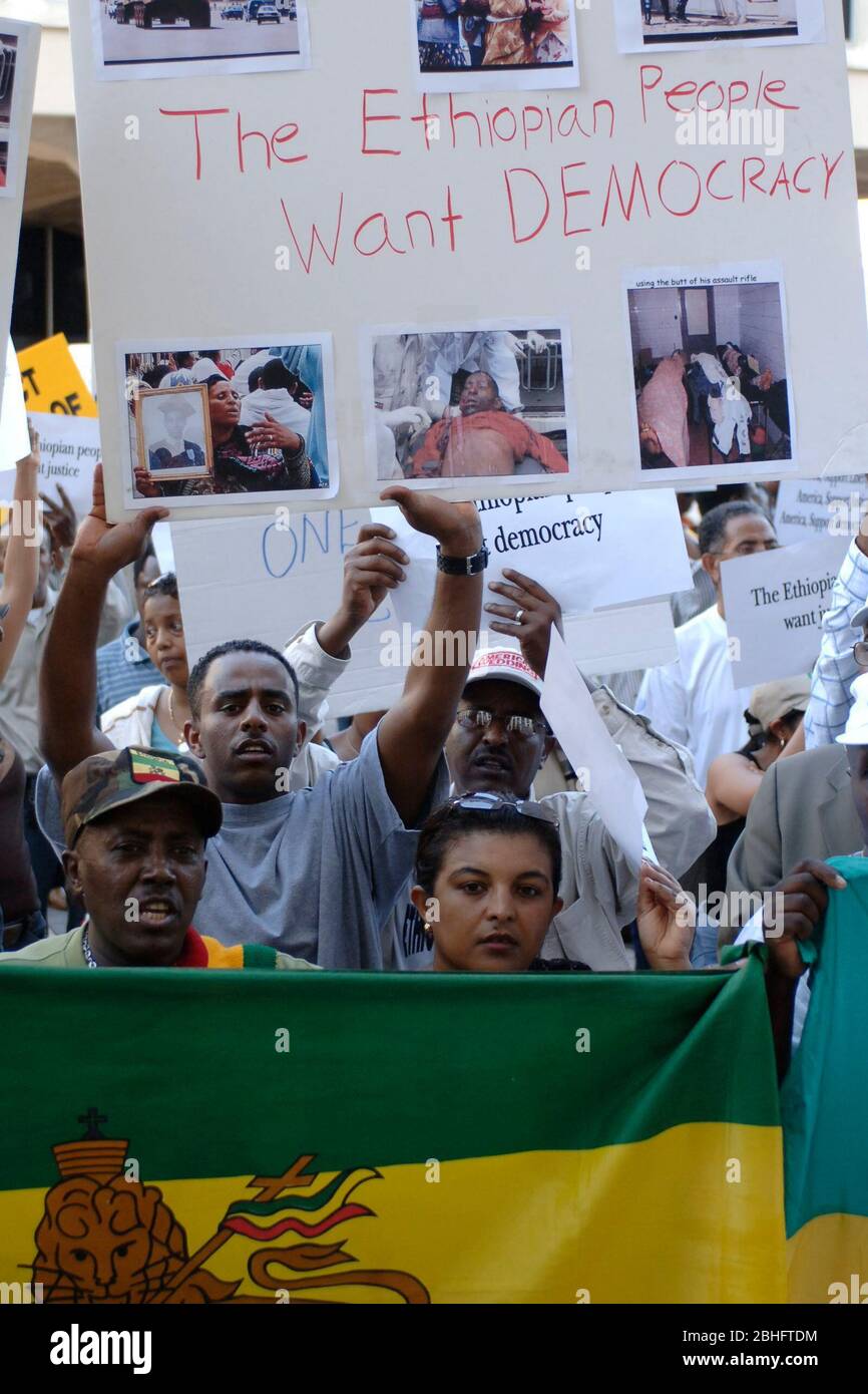 Austin, Texas États-Unis, 10 novembre 2005: Les manifestants pro-démocratie décrie les troubles civils récents en Éthiopie avec une marche vers le bâtiment fédéral dans le centre-ville d'Austin. Environ 250 personnes ont été écrasées devant le président George W. Bush pour avoir soutenu le gouvernement du Premier ministre Meles Zenawi. ©Bob Daemmrich Banque D'Images