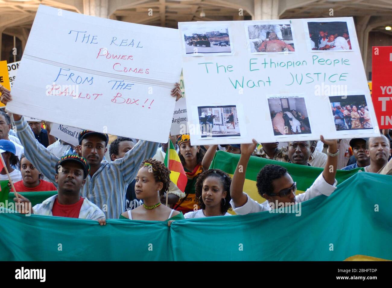 Austin, Texas États-Unis, 10 novembre 2005: Les manifestants pro-démocratie décrie les troubles civils récents en Éthiopie avec une marche vers le bâtiment fédéral dans le centre-ville d'Austin. Environ 250 personnes ont été écrasées devant le président George W. Bush pour avoir soutenu le gouvernement du Premier ministre Meles Zenawi. ©Bob Daemmrich Banque D'Images