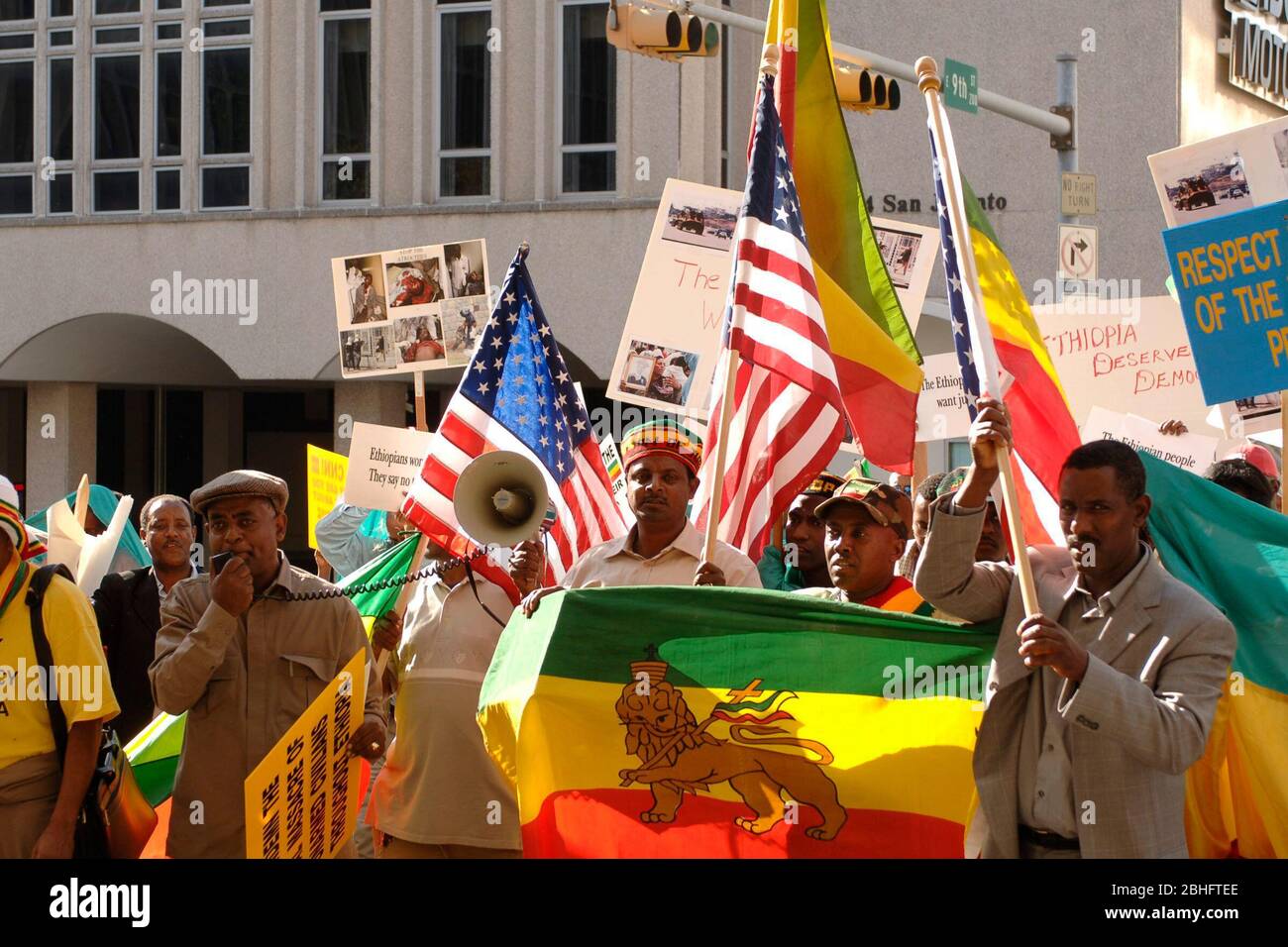 Austin, Texas États-Unis, 10 novembre 2005: Les manifestants pro-démocratie décrie les troubles civils récents en Éthiopie avec une marche vers le bâtiment fédéral dans le centre-ville d'Austin. Environ 250 personnes ont été écrasées devant le président George W. Bush pour avoir soutenu le gouvernement du Premier ministre Meles Zenawi. ©Bob Daemmrich Banque D'Images