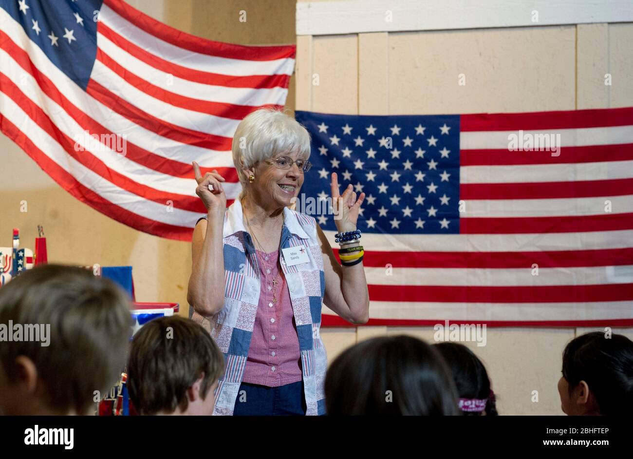 Georgetown Texas États-Unis, 17 août 2012 : un volontaire adulte instruit les enfants au cours d'une semaine « école de liberté de vacances » qui enseigne aux enfants âgés de 7-12 à 24 ans « les avantages de la liberté du point de vue de la foi, de l'espoir et de la charité », des idées que les organisateurs affirment avoir été défendue par les pères fondateurs de l'Amérique lors de la création de la Déclaration d'indépendance, La Déclaration des droits et la Constitution pour une société judéo-chrétienne. Bien qu'il soit formé comme un programme non politique, il préconise des idéaux de responsabilité budgétaire, de libre marché et de gouvernement limité, semblables à ceux du Tea Party. ©Bob Daemmrich Banque D'Images