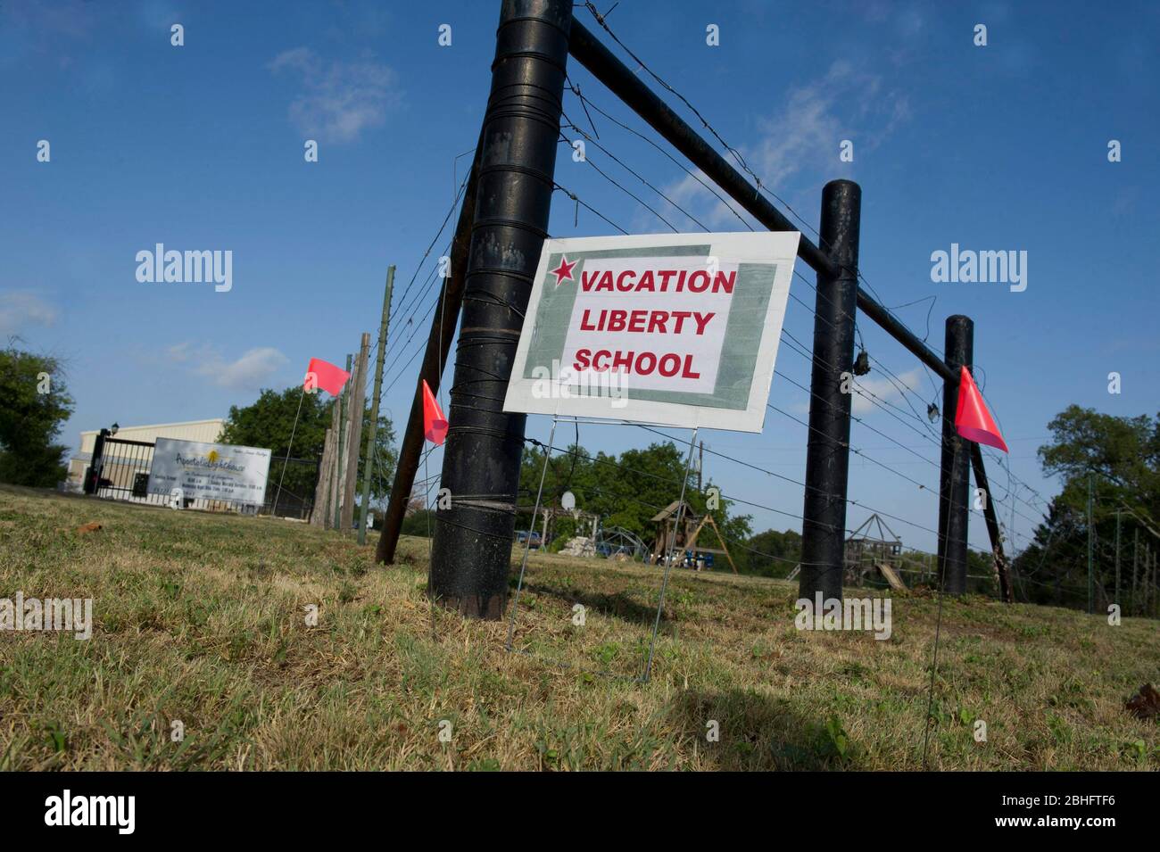 Georgetown Texas États-Unis, 17 août 2012 : panneau à l'extérieur de la salle communautaire rurale pour 'école de liberté de vacances, un décollage sur l'école de bible de vacances, Cela enseigne aux enfants de 7-12 ans « les avantages de la liberté du point de vue de la foi, de l'espoir et de la charité », des idées défendue par les pères fondateurs des États-Unis lors de la création de la Déclaration d'indépendance, de la Déclaration des droits et de la Constitution. Bien qu'il soit formé comme un programme non politique, il défend les idéaux du Tea Party de responsabilité budgétaire , de libre marché et de gouvernement limité. ©Bob Daemmrich Banque D'Images