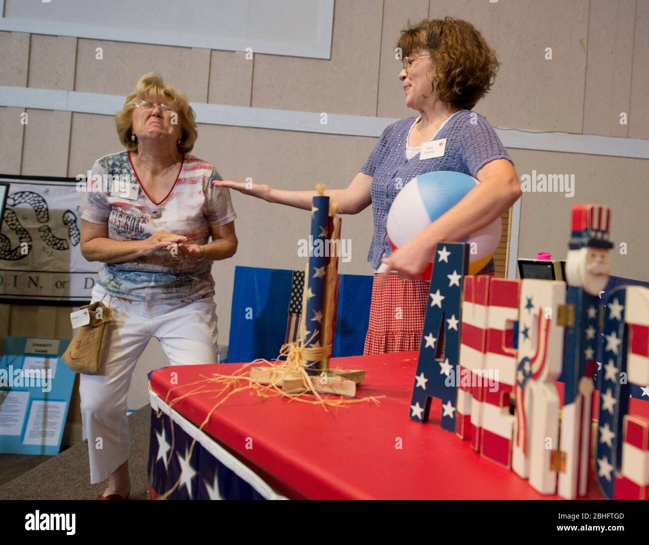 Georgetown Texas États-Unis, 17 août 2012: Des instructeurs volontaires effectuent un sketch sur l'inflation des prix pendant une semaine 'école de liberté de vacances' qui enseigne aux enfants de 7-12 ans "les avantages de la liberté du point de vue de la foi, L'espoir et la charité, les idées que les organisateurs disent ont été défendue par les pères fondateurs de l'Amérique lors de la création de la Déclaration d'indépendance, de la Déclaration des droits et de la Constitution. Bien qu'il soit formé comme un programme non politique, il préconise des idéaux de responsabilité budgétaire, de libre marché et de gouvernement limité, semblables à ceux du Tea Party. ©Bob Daemmrich Banque D'Images