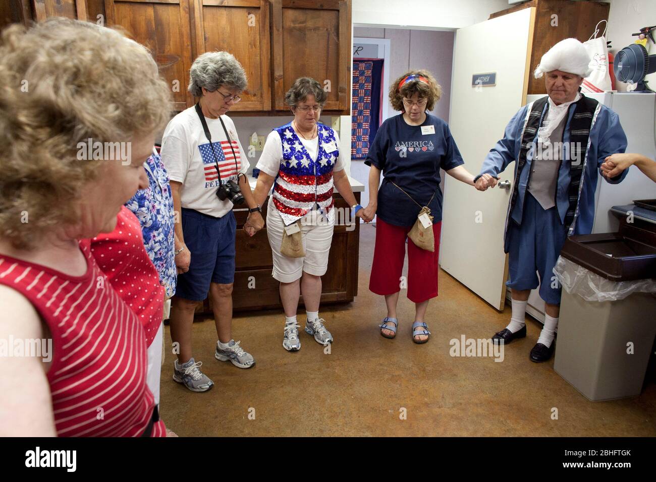 Georgetown Texas Etats-Unis, 17 août 2012: Les enseignants prient avant le début d'une semaine "école de liberté de vacances" qui enseigne aux enfants de 7-12 ans "les avantages de la liberté du point de vue de la foi, L'espoir et la charité, les idées que les organisateurs disent ont été défendue par les pères fondateurs de l'Amérique lors de la création de la Déclaration d'indépendance, de la Déclaration des droits et de la Constitution pour une société judéo-chrétienne. Bien qu'il soit formé comme un programme non politique, il préconise des idéaux de responsabilité budgétaire, de libre marché et de gouvernement limité, semblables à ceux du Tea Party. ©Bob Daemmrich Banque D'Images