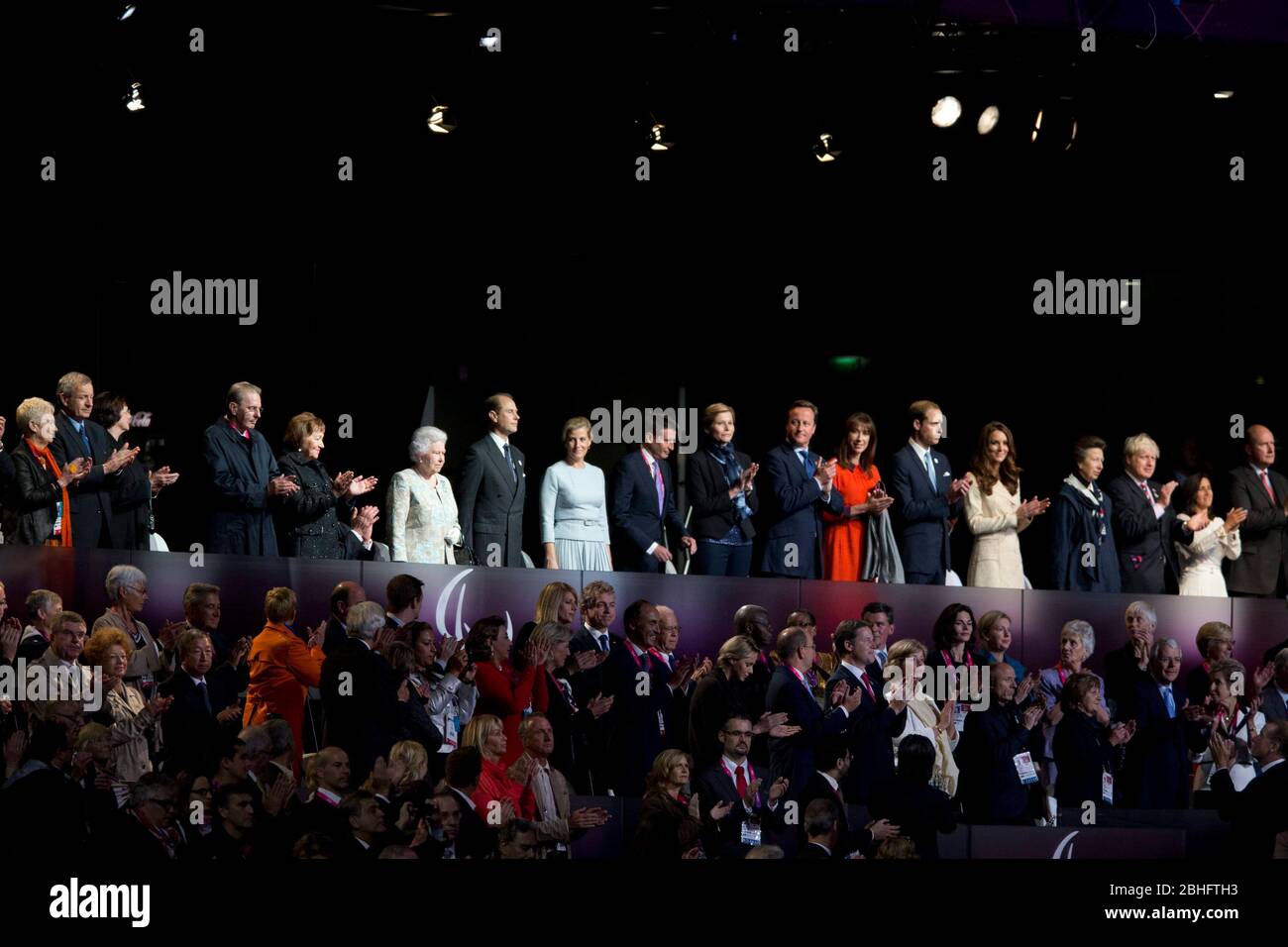 Londres Angleterre, 29 août 2012: La famille royale britannique et le maire de Londres Boris Johnson (à l'extrême droite) Prenez les projecteurs lors des cérémonies d'ouverture des Jeux paralympiques de Londres de 2012. ©Bob Daemmrich Banque D'Images