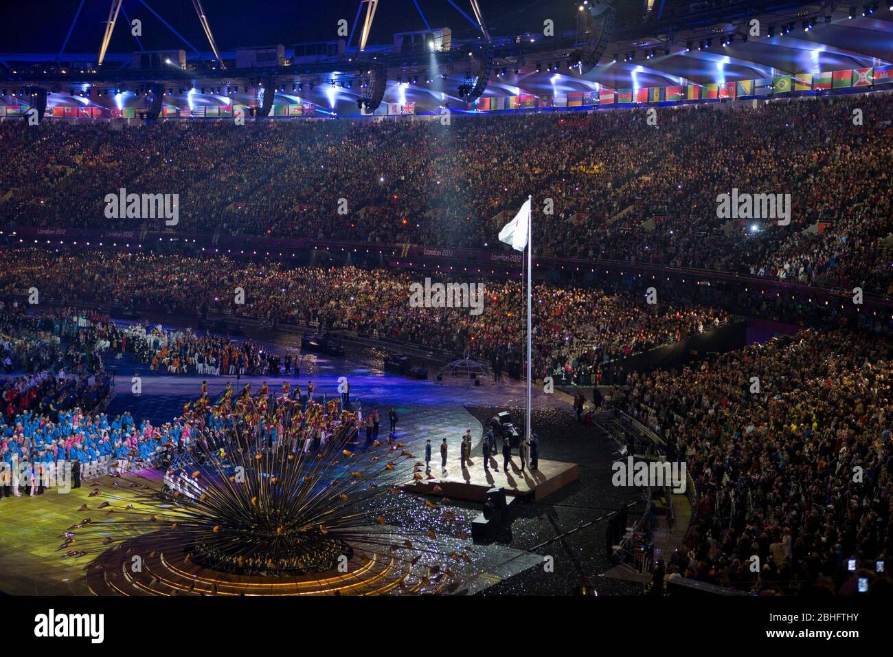 Londres Angleterre, 29 août 2012 : une foule de spectateurs au stade olympique regarde le spectacle des cérémonies d'ouverture des Jeux paralympiques de Londres de 2012. ©Bob Daemmrich Banque D'Images