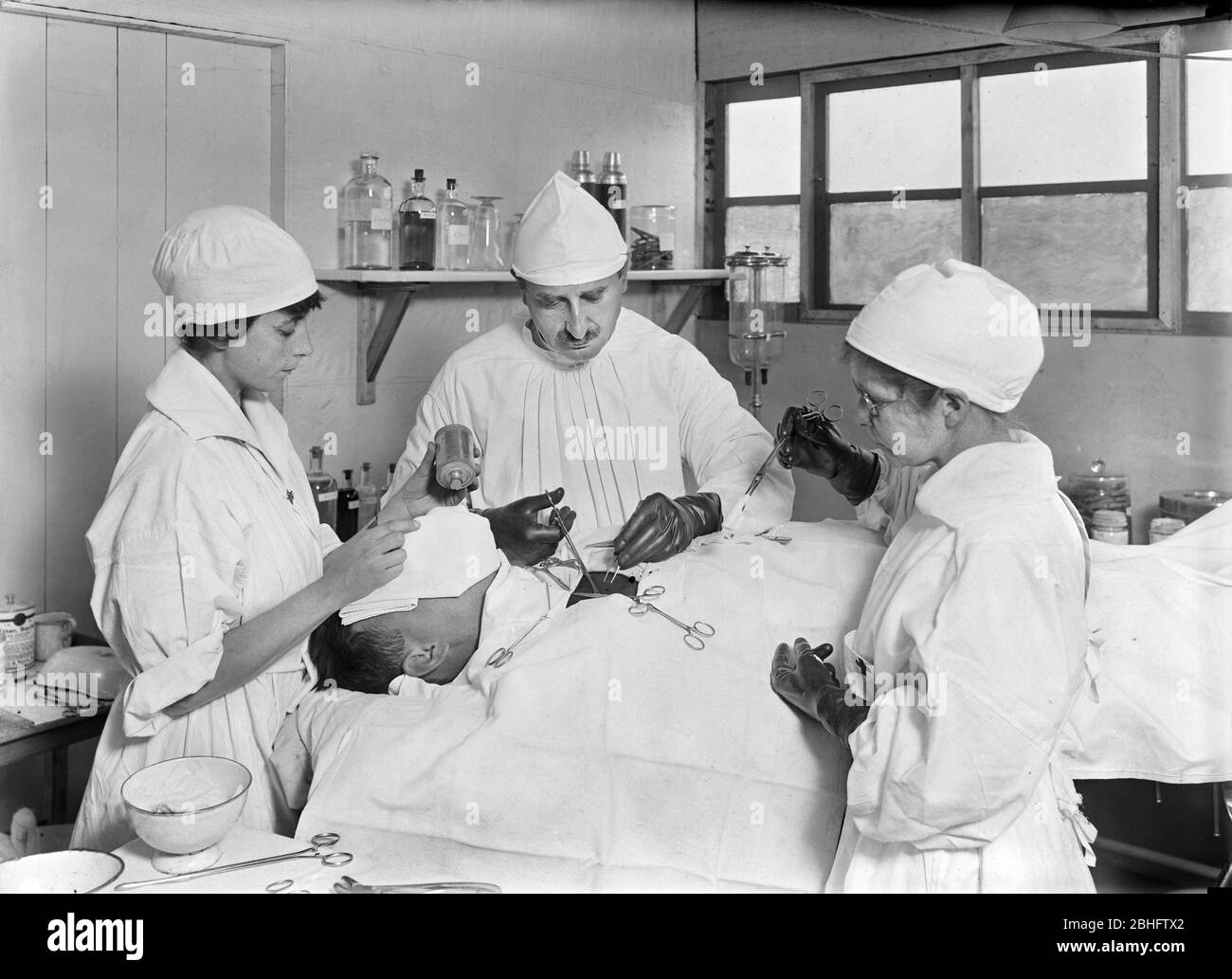 Major Tarnowski, Commandant, exécution de l'opération sur le soldat, Hôpital militaire no 5, Auteuil, France, Lewis Wickes Hine, Collection nationale américaine de photographie de la Croix-Rouge, septembre 1918 Banque D'Images