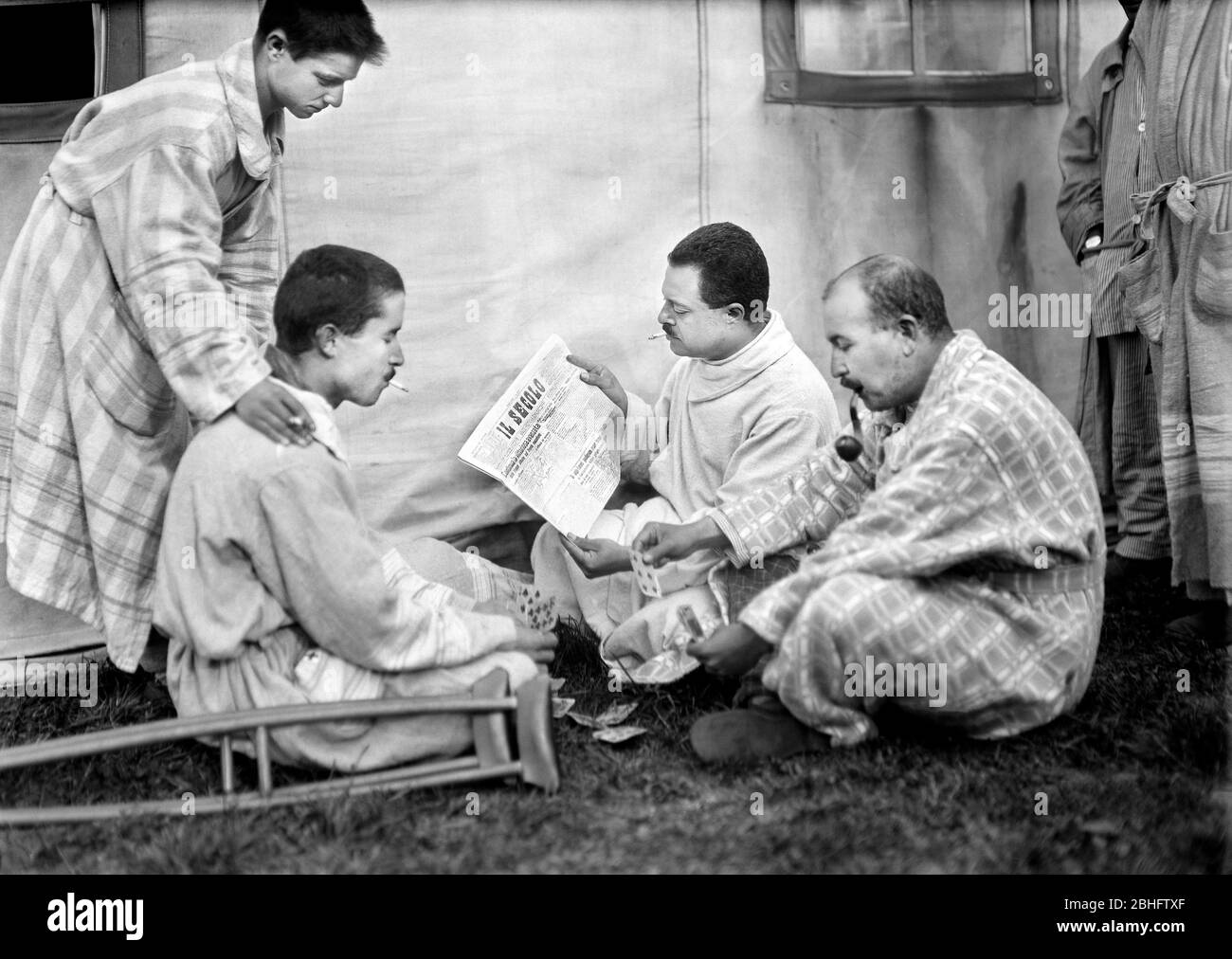 Groupe de soldats italiens blessés soignés à l'hôpital américain n° 5, Auteuil, France, Lewis Wickes Hine, collection de photographies de la Croix-Rouge nationale américaine, septembre 1918 Banque D'Images