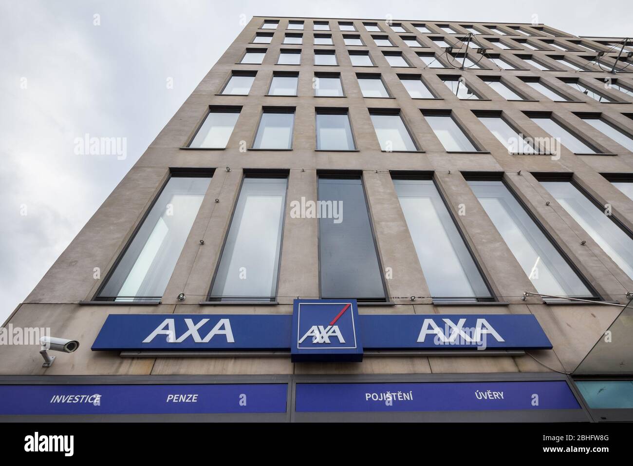 BRNO, TCHÉQUIE - 4 NOVEMBRE 2019: Logo AXA sur leur agent local à Brno. AXA est un groupe d'assurance et de banque français, l'un des plus grands assureurs de Banque D'Images