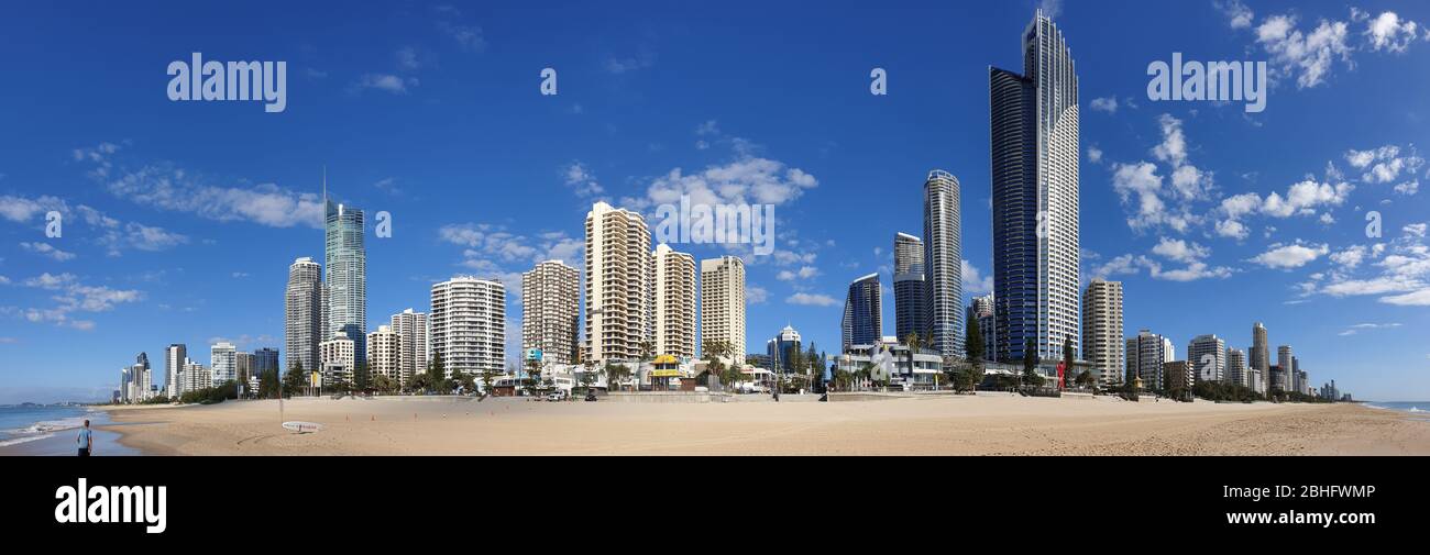 Surfers Paradise, Australie - 23 avril 2020: Surfers Paradise plage vide panorama, pas de gens sur la célèbre plage de destinations touristiques Banque D'Images