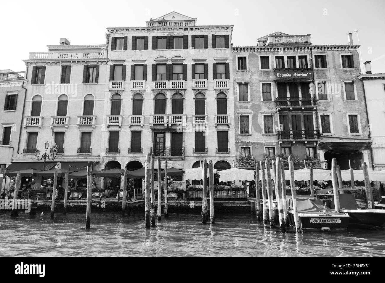 Venise, Italie - 23 Avril 2017 : bâtiments historiques sur les rives du grand canal de Venise. Banque D'Images