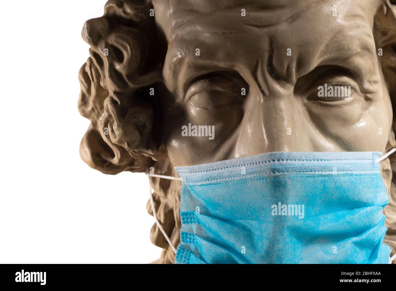 Copie en gypse de l'ancien Homer statue portant un masque de visage de virus Banque D'Images