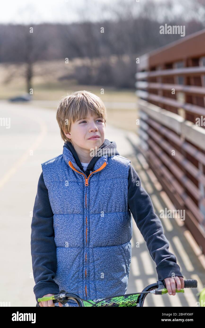 Portrait d'un enfant à vélo le jour de soleil Banque D'Images