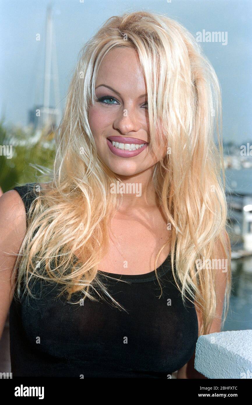 LOS ANGELES, CA. c. 1994: Actrice Pamela Anderson. Photo du fichier © Paul Smith/Featureflash Banque D'Images