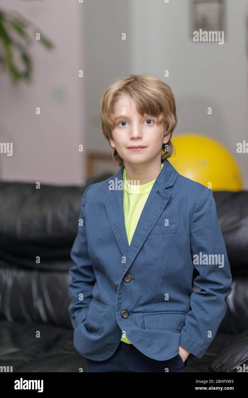 Portrait d'un enfant à la mode portant une veste de costume bleue Photo  Stock - Alamy