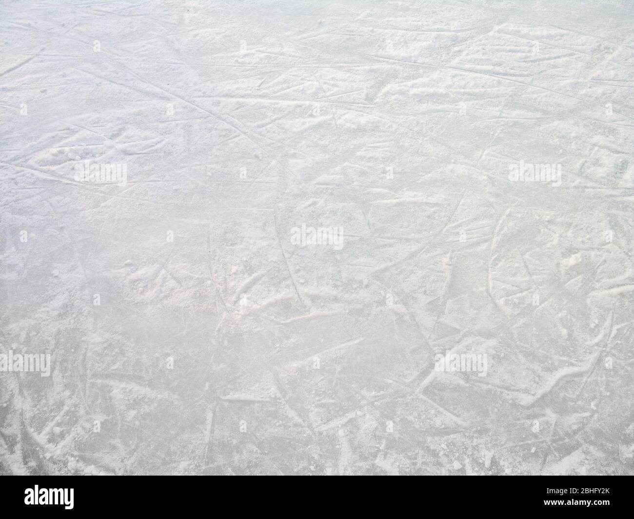 patinoire de hockey sur glace gelée avec marques de lame et copeaux Banque D'Images