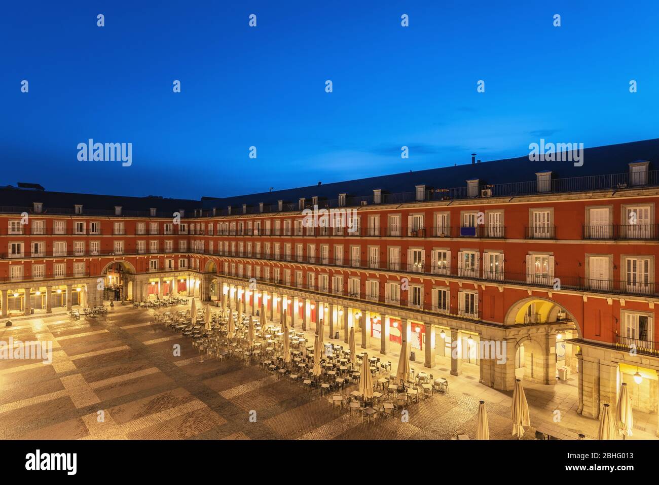 Madrid Espagne, vue aérienne nuit ville horizon à la Plaza Mayor Banque D'Images