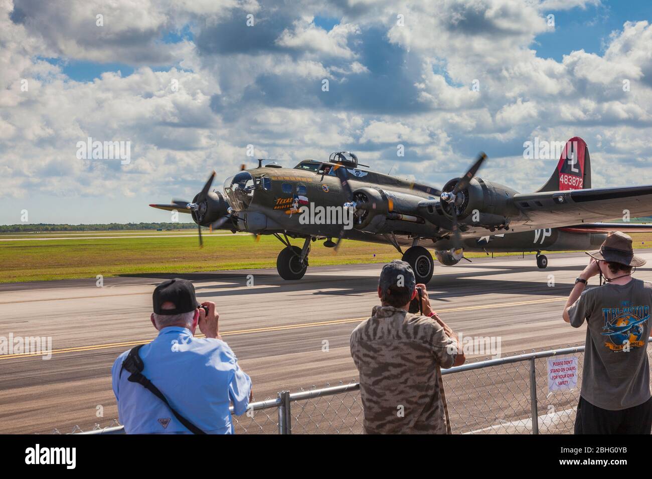 Texas Raiders Vintage B-17 Flying Fortress WWII bombardier à 2019 Wings over Houston Airshow à Ellington Field à Houston, Texas. Banque D'Images