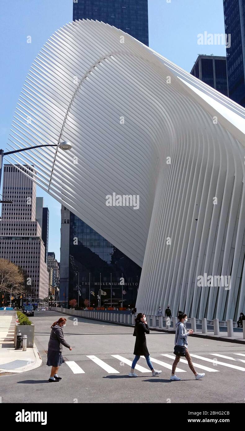 New York City, New York, États-Unis. 25 avril 2020. Météo. Les gens marchent à l'extérieur du centre de transit d'Oculus dans le bas de Manhattan samedi après-midi. Les températures chaudes d'une belle journée de printemps semblaient amener les gens à l'extérieur à divers degrés de la ville. Lower Manhattan était largement vide alors que dans le parc de l'Hudson River Park, la foule et la densité étaient un peu plus grandes. Crédit: Adam Stoltman/Alay Live News Banque D'Images