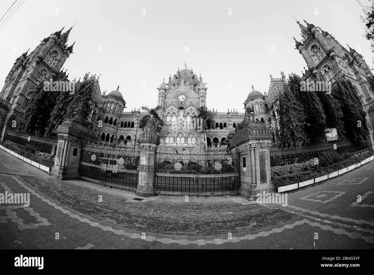 Le premier jour de verrouillage à Mumbai, le CSMT (VT) et les environs ont déserté la zone en raison de la pandémie de Covid 19. Éclosion du virus Corona en troisième phase à Mumbai. Banque D'Images