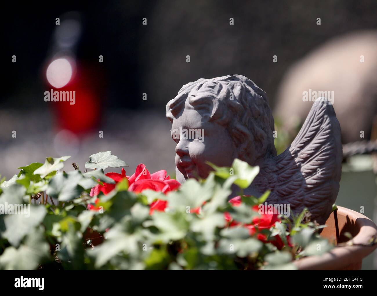 Duisburg, Allemagne. 24 avril 2020. Les fleurs se trouvent au mémorial de Loveparade devant un petit ange. Avec le procès de Loveparade, l'un des procès criminels les plus mémorables de la période d'après-guerre est sur le point de mettre fin au parquet et les défendeurs ont déjà accepté la proposition du tribunal de mettre fin au procès. Les plaignants conjoints ont jusqu'à mardi pour commenter. Les commentaires seront pris en compte dans la décision du tribunal. Pendant la Parade de de l'Amour à l'été 2010, 21 jeunes sont morts dans une foule, plus de 650 ont été blessés. Crédit: Roland Weihrauch/dpa/Alay Live News Banque D'Images