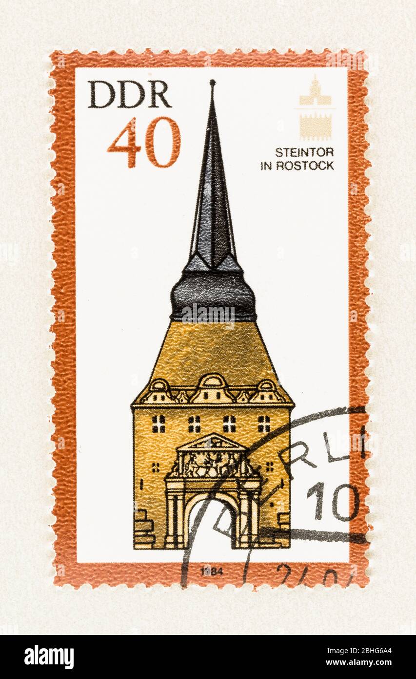 SEATTLE WASHINGTON - 25 avril 2020: 1984 timbre-poste de l'Allemagne de l'est avec Gothic Steintor, Stone Gate. Scott # 2409 Banque D'Images