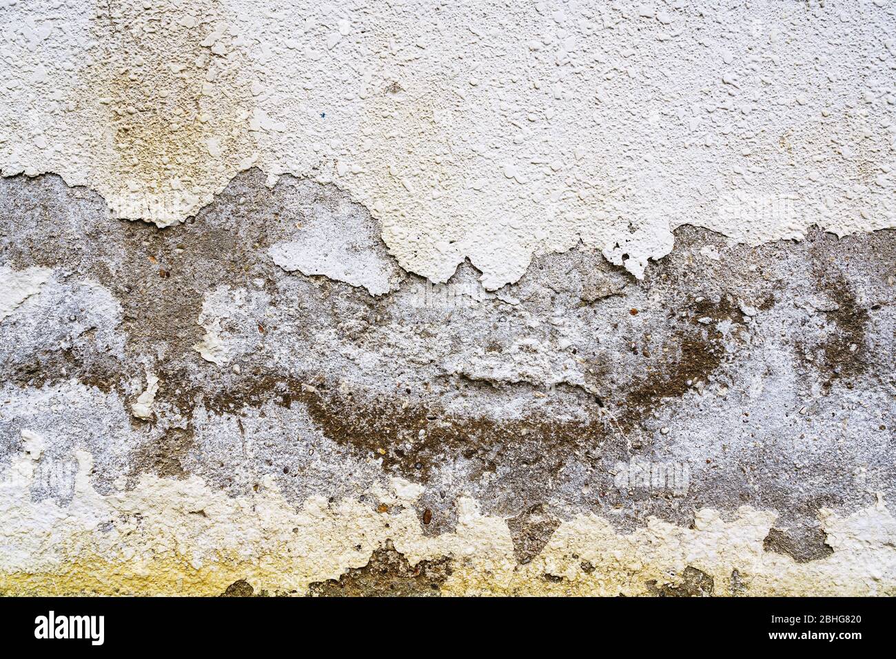 Stuc tombé sur le fond de mur de maison Banque D'Images